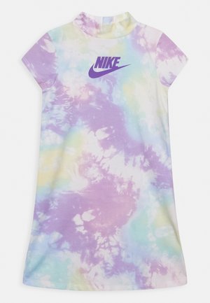 Kortærmet tie-dye kjole i pastel lilla, blå og gul med lilla Nike-logo på brystet.
