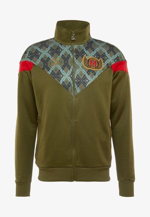 Olivengrøn lynlåstrøje med mønstret brystpanel, røde skulderdetaljer, Puma-logo og broderet vingeemblem på øverste venstre bryst.