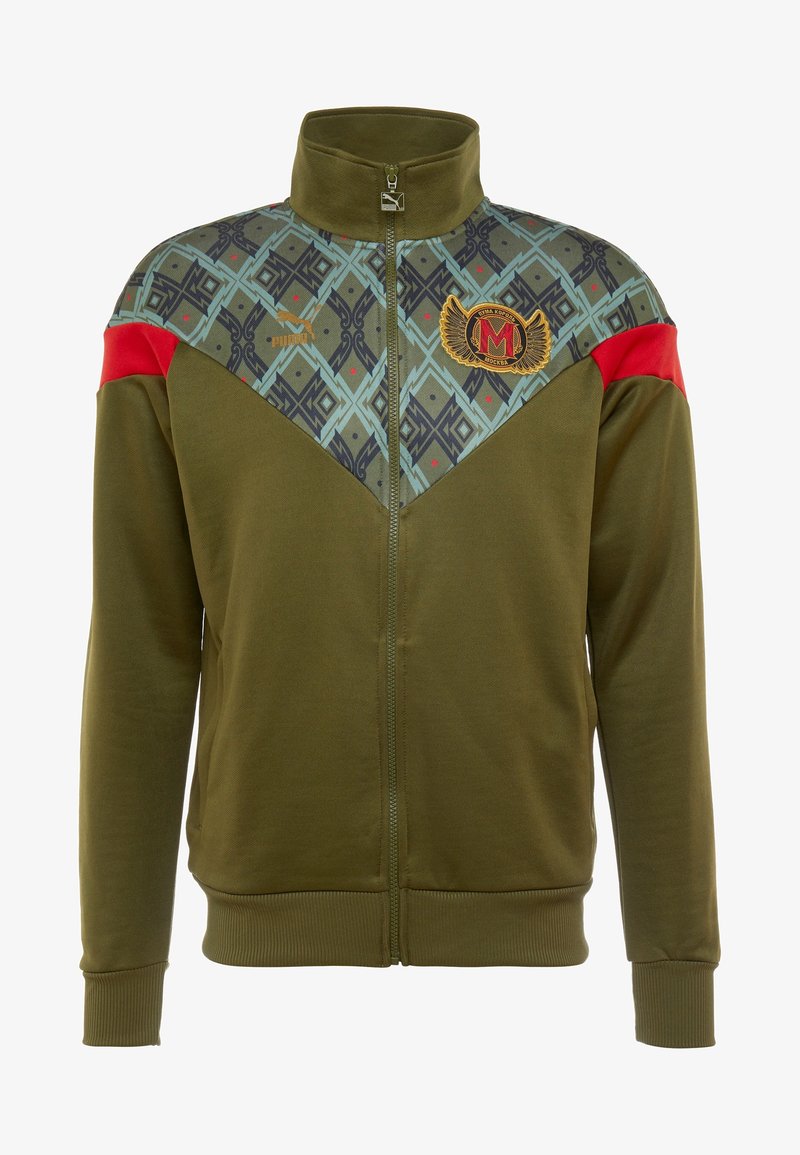 Zelená bunda na zip s vzorovaným panelem na hrudi, červenými akcenty na ramenou, logem Puma a vyšívaným emblémem s křídly na levé horní části hrudi.