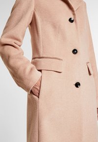 s.Oliver BLACK LABEL Abrigo clásico - beige