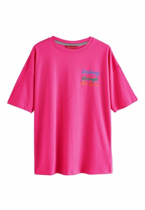 Helles pinkes T-Shirt mit kurzen Ärmeln und Rundhalsausschnitt, das auf der Vorderseite den bunten Text "Durch den Schnee flitzen" zeigt.