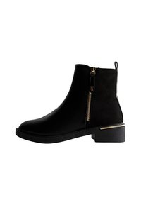 Zwarte enkellaarsjes met een gladde leren afwerking, gouden ritsdetails, lage blokhak en een gestructureerde outsole voor grip.