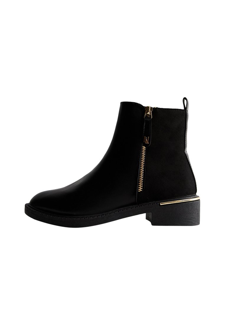 Zwarte enkellaarsjes met een gladde leren afwerking, gouden ritsdetails, lage blokhak en een gestructureerde outsole voor grip.