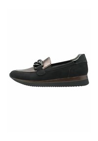 Une chaussure slip-on noire et métallique avec un emplacement rond pour les orteils, un dessus en cuir lisse, un accent en chaîne sur le devant, et une semelle en caoutchouc texturée.