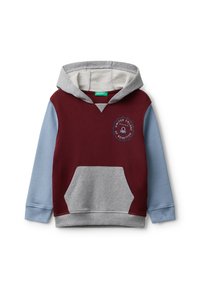Kinderen hoodie met een bordeauxrood lichaam, lichtblauwe mouwen, grijze capuchon en zak, en het United Colors of Benetton-logo op de borst.