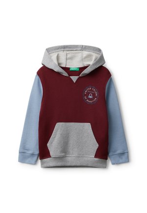 Felpa per bambini con corpo bordeaux, maniche azzurro chiaro, cappuccio e tasca grigi, e logo United Colors of Benetton sul petto.