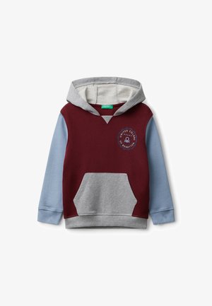 Kinderen hoodie met een bordeauxrood lichaam, lichtblauwe mouwen, grijze capuchon en zak, en het United Colors of Benetton-logo op de borst.