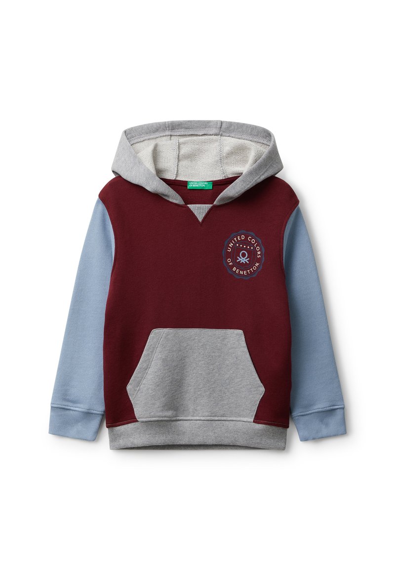 Felpa per bambini con corpo bordeaux, maniche azzurro chiaro, cappuccio e tasca grigi, e logo United Colors of Benetton sul petto.