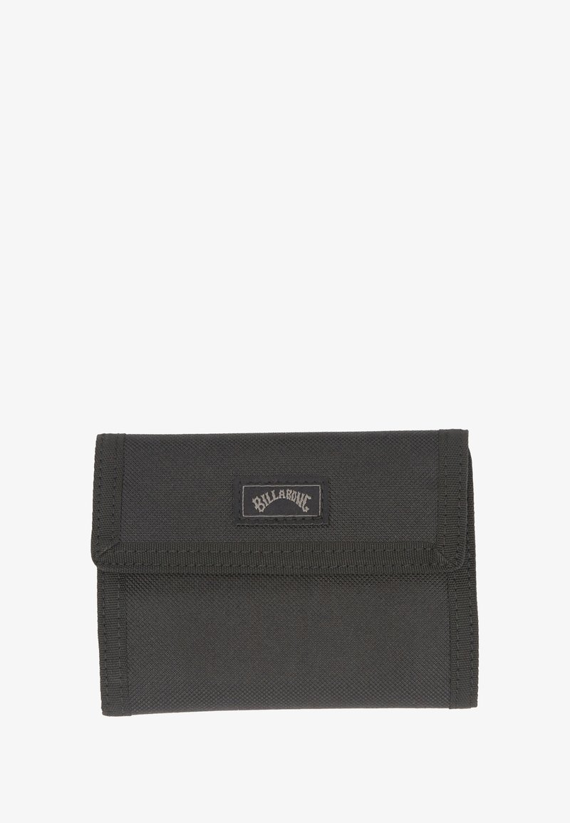 Czarny portfel z materiału o fakturowanej powierzchni, z zapięciem na kołek i małą czarną łatą z logo z przodu.