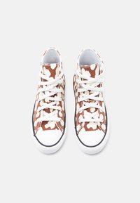 Πάνινα αθλητικά παπούτσια με ψηλό άνοιγμα, λευκά κορδόνια, καφέ και λευκό λουλουδένιο μοτίβο, λευκές λαστιχένιες μύτες και σόλες, σε άποψη από πάνω.