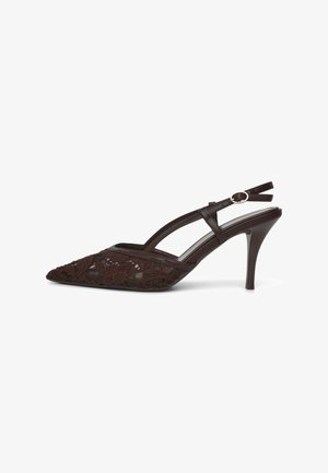 Décolleté slingback con tacco alto color marrone scuro, punta appuntita, sovrapposizione di pizzo e cinturino regolabile alla caviglia con fibbia argento.