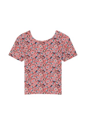 Crop top rose à manches courtes avec encolure dégagée, couvert d’un petit motif floral multicolore comprenant des fleurs bleues, noires et blanches.