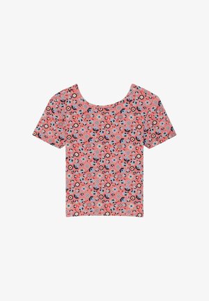 Crop top rose à manches courtes avec encolure dégagée, couvert d’un petit motif floral multicolore comprenant des fleurs bleues, noires et blanches.