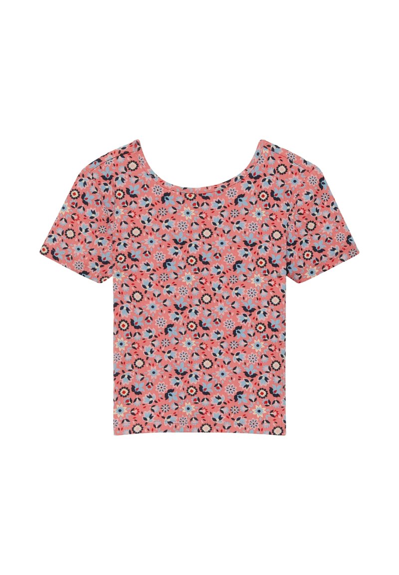 Crop top rose à manches courtes avec encolure dégagée, couvert d’un petit motif floral multicolore comprenant des fleurs bleues, noires et blanches.