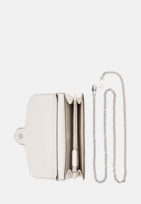 Lauren Ralph Lauren LEATHER MEDIUM ADAIR CROSSBODY - Kuvertväska - soft white