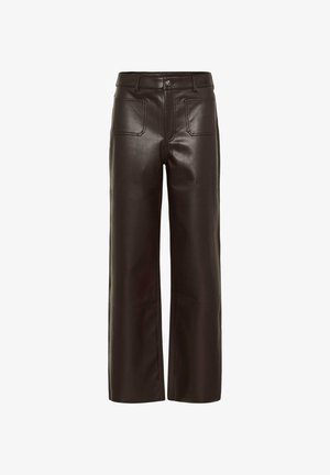 Pantaloni a gamba larga in pelle marrone con una texture liscia, dotati di tasche frontali e dettagli cuciti sulle cuciture.