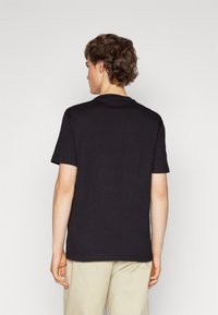 Calvin Klein CUT THROUGH LOGO - Apdrukāts T-krekls - black