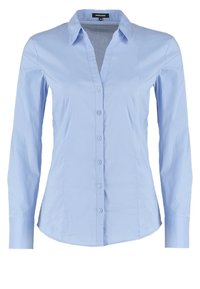 Camicia azzurra chiara con colletto, maniche lunghe, chiusura a bottoni, texture liscia e design aderente. Presenta sei bottoni e una finitura pulita.