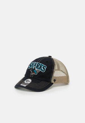 Șapcă cu o față de culoare bleumarin închis, cu cuvântul "SHARKS" brodat în turquoise, spatele din plasă bej, vizieră curbată și un eticheta cu logo pe lateral.