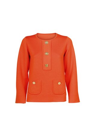 Oranje gebreide jas met een ronde halslijn, vier gouden knopen en twee voorzakken met gouden accenten. Glad textuur, lange mouwen.