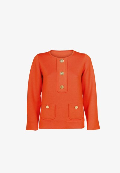 Narancssárga kötött dzseki kerek nyakkal, négy arany gombbal és két elülső zsebbel, arany díszítéssel. Simma textúra, hosszú ujjak.