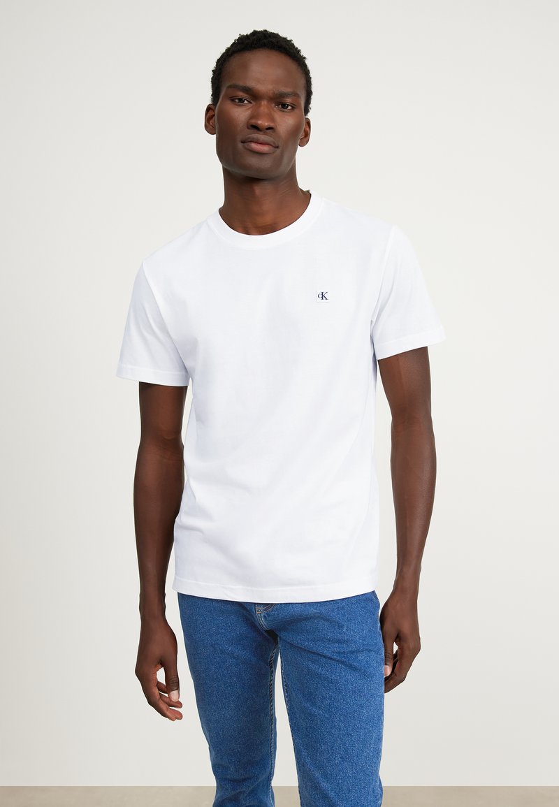 Calvin Klein Jeans EMBRO BADGE - T-shirt basic - bright white/wit ...
