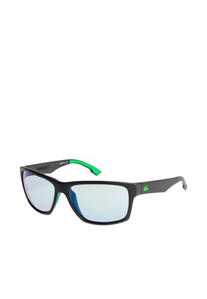 Lunettes de soleil noires avec une finition mate, accents verts sur les branches et verres miroitants affichant un dégradé de couleurs.