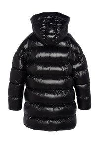 Sort pufferjakke med en skinnende finish, hætte-design og quiltet tekstur. Har vandrette paneler og elastiske manchetter.