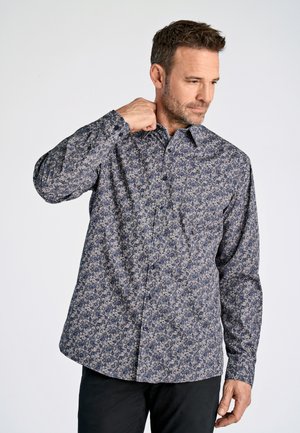 Camicia blu navy con bottoni, caratterizzata da un motivo floreale in azzurro chiaro e crema, realizzata in tessuto morbido con una vestibilità regolare e maniche lunghe.