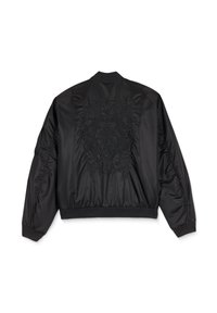 Giubbotto bomber nero in satin con design ricamato sul retro. Presenta colletto e polsini a coste. Vestibilità ampia con orlo arricciato.