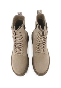 Botas de tobillo de ante beige con un diseño de cordones en la parte delantera, cremalleras laterales y una suela de goma texturizada. Presenta un tirador en forma de lazo en la parte trasera.