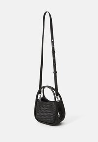 Borsa a tracolla nera intrecciata con forma curva, dotata di una cinta in pelle elegante e dettagli in metallo argentato. Dettagli di superficie testurizzata visibili.