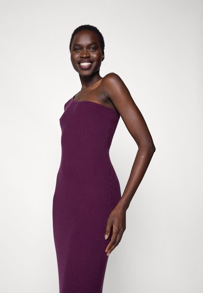 Vestido canelado, a um ombro, em púrpura escuro, com um design justo e até ao joelho. Textura suave com um tecido macio e elástico.