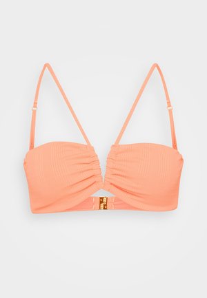 Różowy biustonosz bikini w kolorze brzoskwiniowym, z marszczoną teksturą, regulowanymi ramiączkami i złotymi elementami na środku. Gładkie wykończenie materiału.