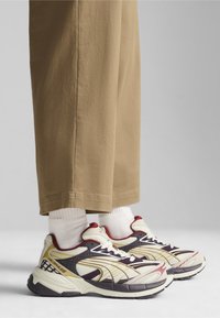 Puma PLAY LOUD VELOPHASIS - Tenisky - warm white-midnight plum