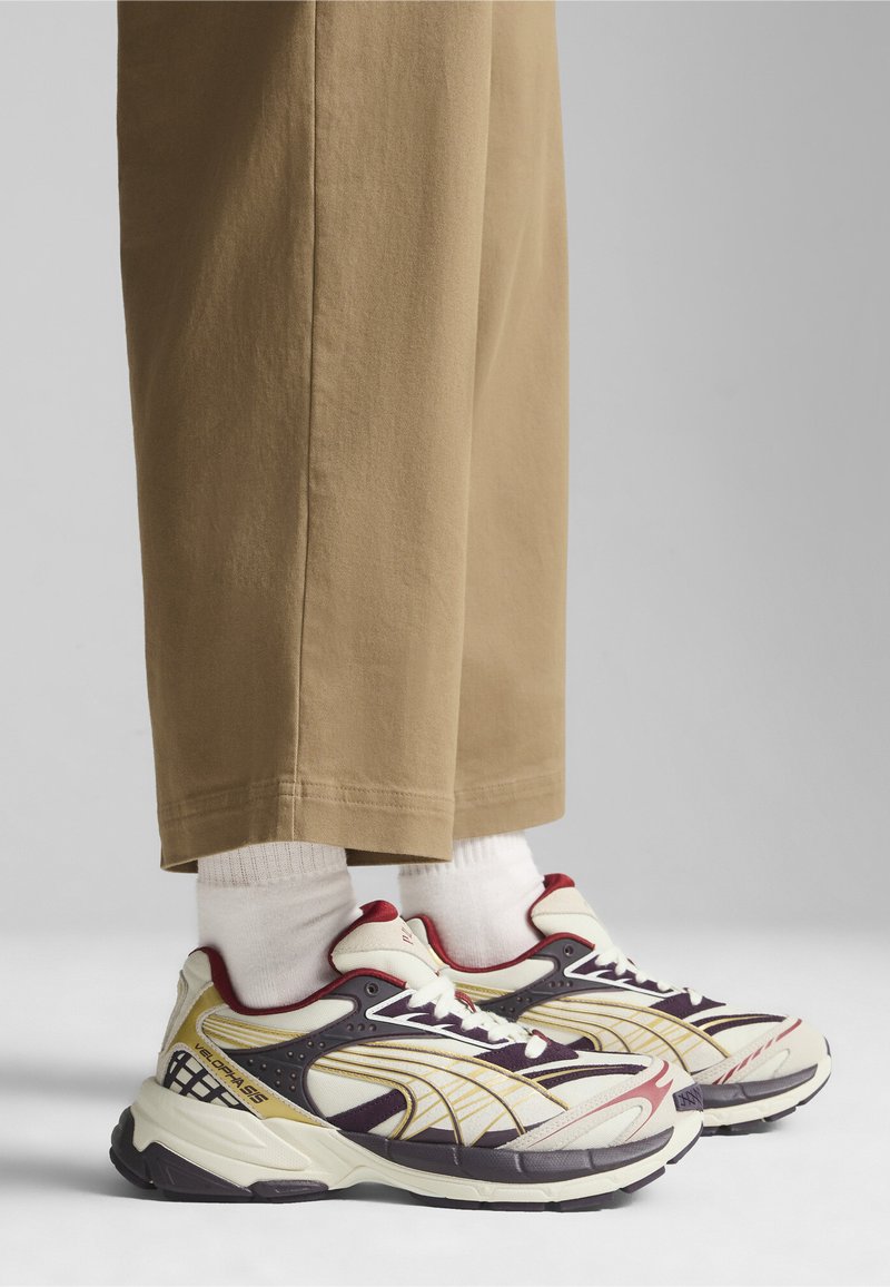 Puma PLAY LOUD VELOPHASIS - Tenisky - warm white-midnight plum