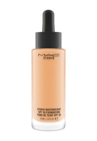 MAC Studio Waterweight SPF 30 foundation i en klar glassdråpeflaske; ferskenfarget væske; svart pipettehette; 30 mL kapasitet.