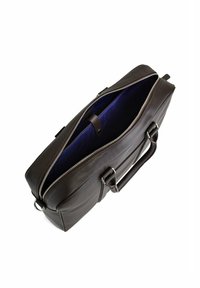 Bolso de cuero marrón, cierre de cremallera, forro interior azul, asas dobles y correa ajustable con herrajes plateados. Textura suave, forma estructurada.