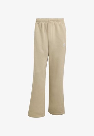 Beige trenirke napravljene od mekanog materijala, s elastičnim pojasom, širokim nogavicama i malim bijelim Adidas logom na lijevom kuku.