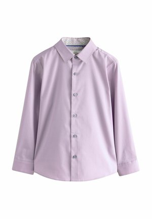 Chemise en lavande à manches longues avec un col pointu, une fermeture à boutons à l'avant et des boutons bleu clair ; tissu doux avec un léger éclat.