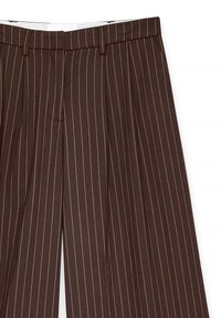 Bruine, gestreepte broek met plooien en een tailleband. Bevat dunne oranje lijnen, gemaakt van een gestructureerde stof.