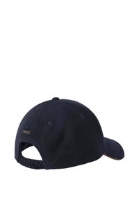 Gorra de lana azul marino con visera curva, parte trasera ajustable y una pequeña etiqueta metálica en el lateral. Presenta una textura suave.