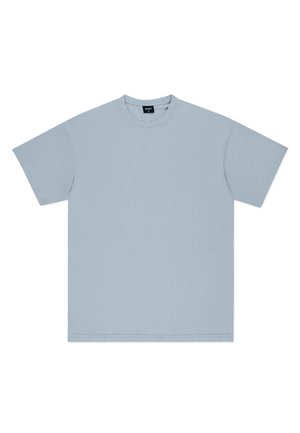 Jasnoniebieska, oversize bawełniana koszulka z krótkim rękawem, okrągłym dekoltem i gładką fakturą. Brak widocznych wzorów lub grafik.