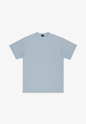 Jasnoniebieska, oversize bawełniana koszulka z krótkim rękawem, okrągłym dekoltem i gładką fakturą. Brak widocznych wzorów lub grafik.