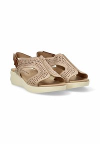 Sandalias perforadas beige con diseño de punta abierta, talón ajustable y una suela de cuña de color claro. Textura suave y estilo casual.