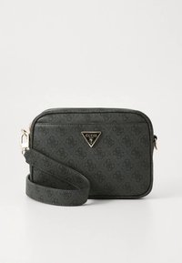 Melna sintētiska pleca soma ar teksturētu virsmu, zelta trīsstūrveida logotipu, rāvējslēdzēja aizdari un regulējamu siksnu.