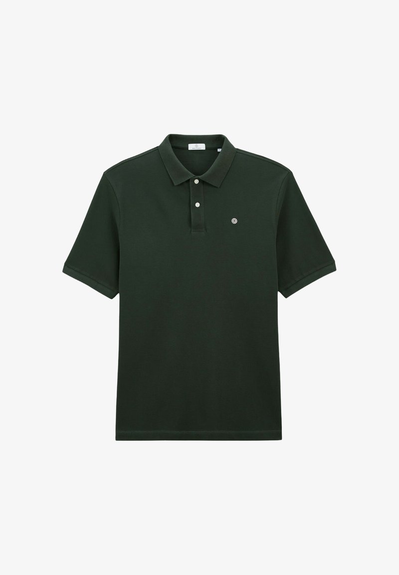 Polo shirt vert foncé en coton. Il présente un col classique, une patte de boutonnage à deux boutons et un petit emblème sur la poitrine gauche. Manches courtes.
