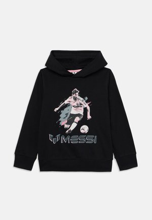 Schwarzer Kapuzenpullover aus Baumwolle, mit einem Frontgrafik eines Fußballspielers in Bewegung, darunter in fetter Schrift der Name "MESSI".