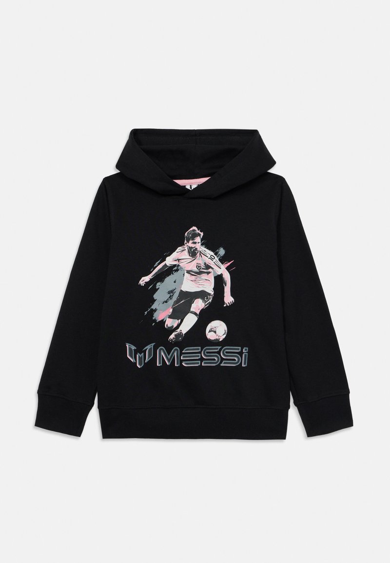 Schwarzer Kapuzenpullover aus Baumwolle, mit einem Frontgrafik eines Fußballspielers in Bewegung, darunter in fetter Schrift der Name "MESSI".