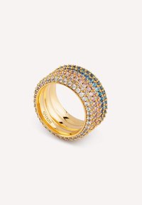 Bague en métal doré au design arrondi, ornée de pierres multicolores dans des tons de bleu, rose et transparent sur toute sa surface.